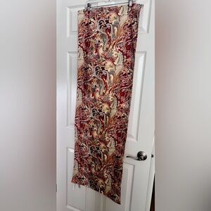 Beautiful table runner. Perfect for Thanksgiving. Very clean with no stains. 🦃